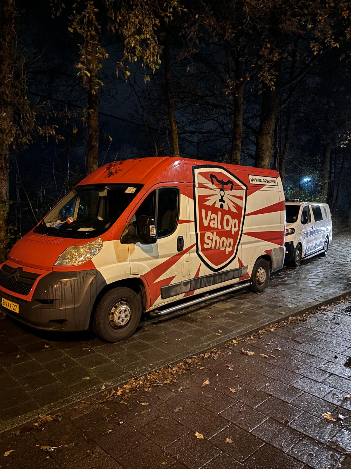 Foto van de bus van de ‘ValOpShop’ 