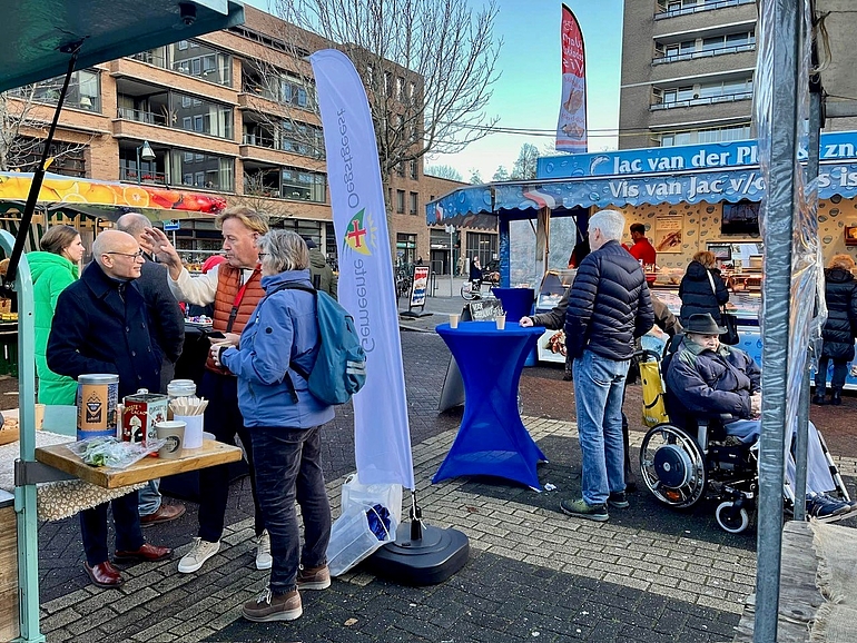 Burgemeester_praat_mee_op_de_markt