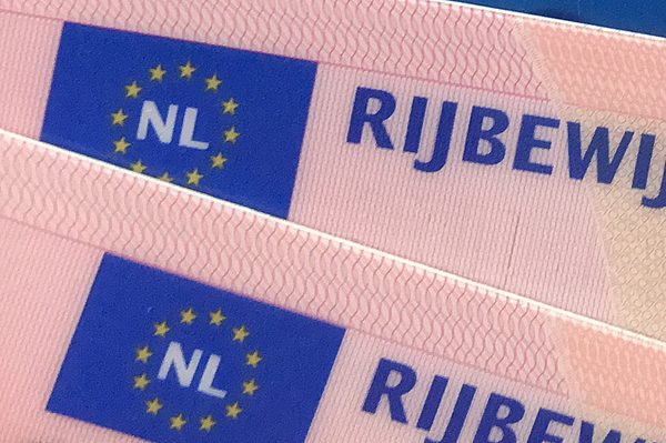 afbeelding waarop twee delen van het rijbewijs te zien zijn met de europese nederlandse vlag en de tekst rijbewijs